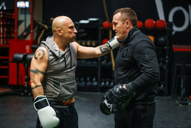 Обои картинки фото бумеранг ,  2021 , кино фильмы, бумеранг, кадры, из, фильма, комедия, криминал, дмитрий, нагиев, эдик, денис, лебедев, тренер