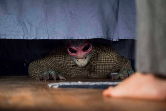 Обои картинки фото кино фильмы, resident alien , сериал, пришелец, инопланетянин, кровать, ноги