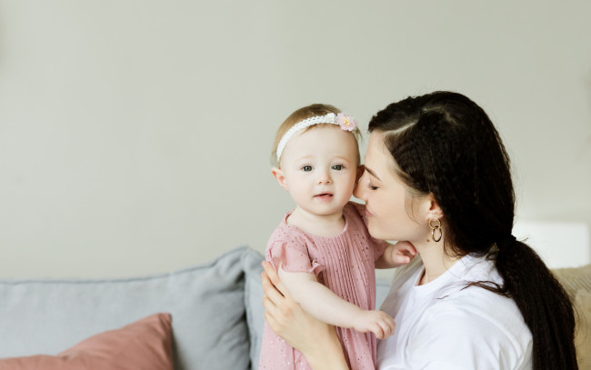 Обои картинки фото разное, люди, мама, ребенок, подушки