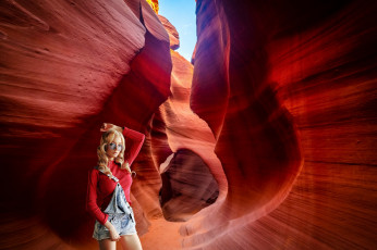 Картинка девушки катерина+ширяева шорты свитер очки