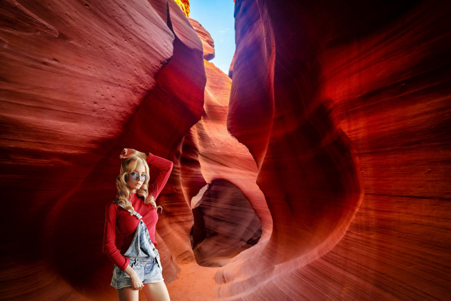 Обои картинки фото девушки, катерина ширяева, шорты, свитер, очки