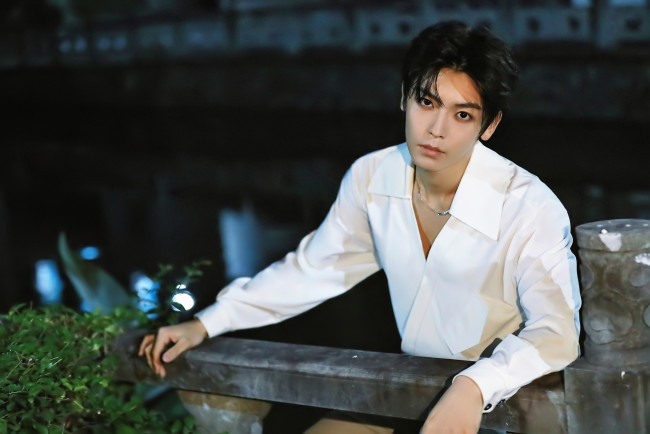 Обои картинки фото мужчины, hou ming hao, актер, рубашка, ограда
