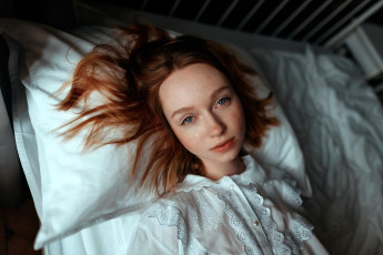 Картинка девушки -+лица +портреты рыжая лицо блузка подушка постель