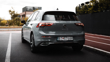 Картинка volkswagen+golf+viii автомобили volkswagen серебристый дорога здания деревья