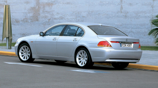 Обои картинки фото bmw 7 series, автомобили, bmw, серебристый, стена