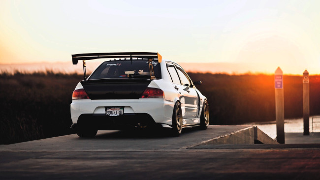 Обои картинки фото mitsubishi lancer evolution, автомобили, mitsubishi, белый, причал, река, закат