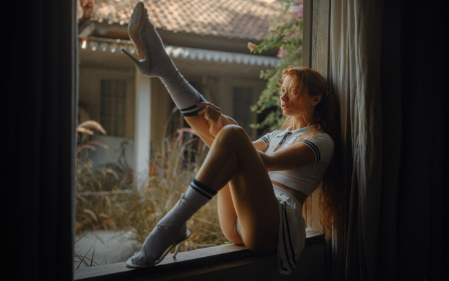 Обои картинки фото марта громова, девушки, девушка, модель, георгий, чернядьев, upskirt, под, юбкой, трусики, приподняла, задралась, сидит, подоконник