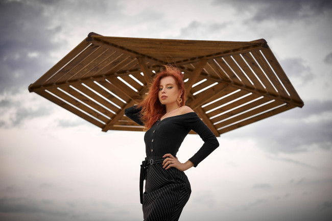 Обои картинки фото девушки, - рыжеволосые и разноцветные, рыжая, свитер, юдка, зонт