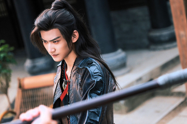 Обои картинки фото a moment but forever, кино фильмы, парень, копье, колонны