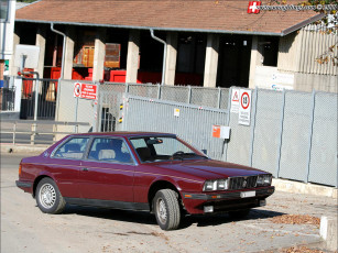 Картинка автомобили выставки уличные фото