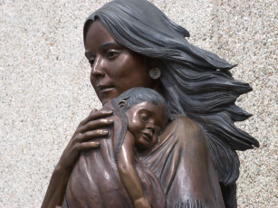 Картинка города памятники скульптуры арт объекты ребенок женщина