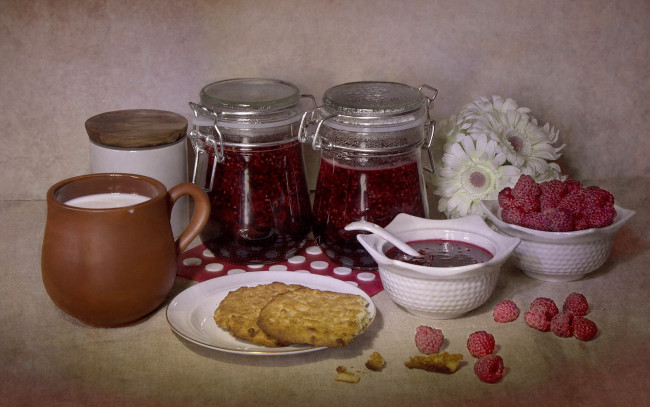 Обои картинки фото еда, мёд,  варенье,  повидло,  джем, варенье, посуда, молоко, натюрморт, печенье, малина, цветы, гербера