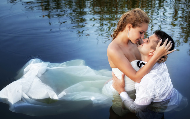 Обои картинки фото разное, мужчина женщина, жених, свадьба, love, romance, bride, wedding, объятия, романтика, чувства, любовь, платье, белое, парень, девушка, невеста