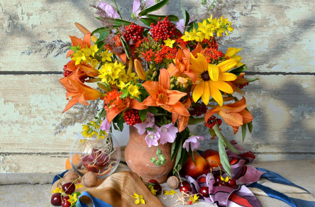 Обои картинки фото еда, натюрморт, вербена, вербейник, лето, букет, рябина, яркий, нектарин, вишня, лилии, орехи, мальва