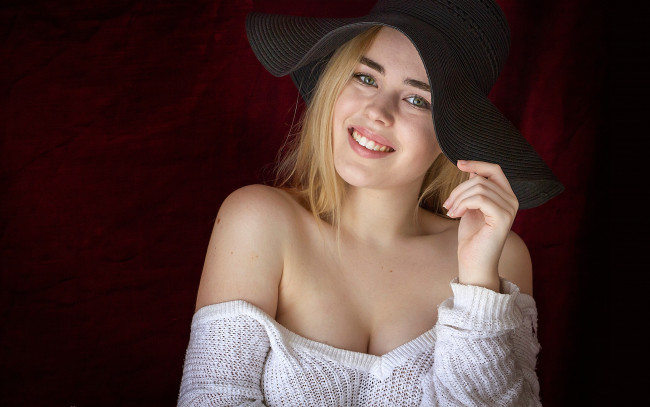 Обои картинки фото девушки, -unsort , блондинки,  светловолосые, charlotte, celine, улыбка, кофточка, шляпа