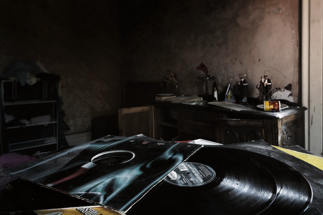 Обои картинки фото музыка, -другое, пластинка, обложка, комната