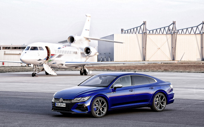 Обои картинки фото 2021 volkswagen arteon r, автомобили, volkswagen, 2021, arteon, r, 4k, вид, спереди, экстерьер, синий, седан, новый, тюнинг, аэропорт, самолет, немецкие