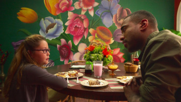 Картинка кино+фильмы la+casa+de+las+flores+ сериал мужчина девочка стол угощение цветы