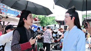 Картинка разное знаменитости ван ибо сяо чжань костюмы люди съемки зонт