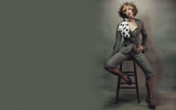 Картинка девушки rachel+mcadams шатенка костюм шарф табурет