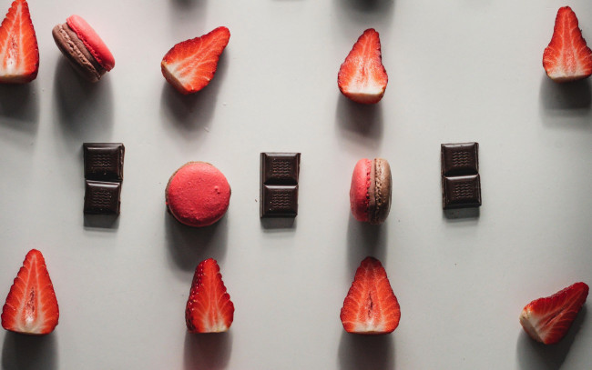 Обои картинки фото еда, разное, клубника, шоколад, макаруны
