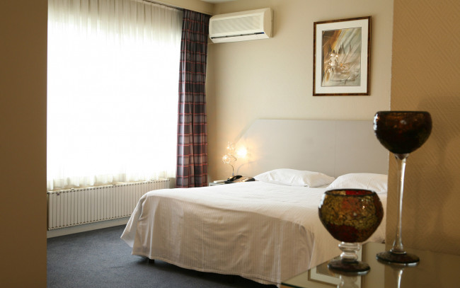 Обои картинки фото интерьер, спальня, бокалы, кровать, картина, окно, кондиционер