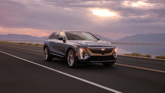 Обои картинки фото автомобили, cadillac, сadillac, lyriq, 2023, кроссовер, скорость, трасса