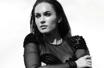 Картинка девушки megan+fox актриса черно-белая наряд