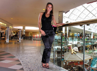 Картинка девушки melisa+mendiny+ kristina+uhrinova шатенка майка брюки торговый центр