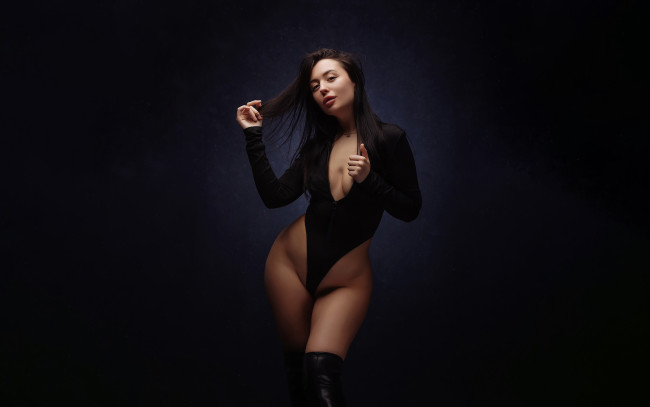 Обои картинки фото сексуальная девушка, девушки, - брюнетки,  шатенки, девушка, женщина, брюнетка, темноволосая, сексуальная, модель, звезда, позирует, разная, обувь, верхняя, стильная, одежда, нижнее, эротическое, бельё, трусы, лифчик, колготки, чулки, аксессуары, макияж, и, множество, элементов, на, фотографии