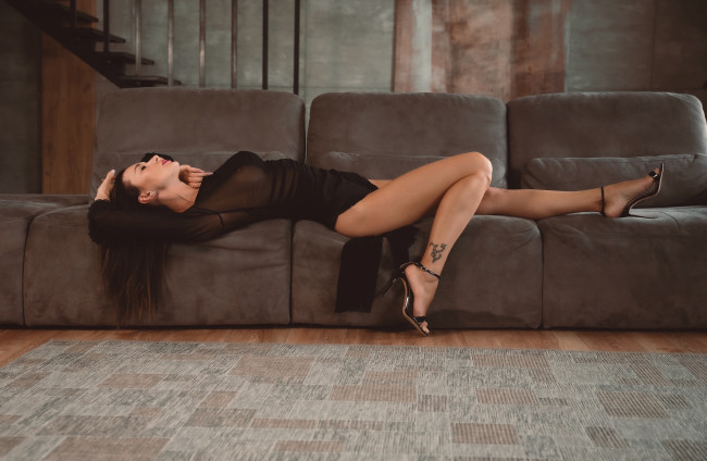 Обои картинки фото сексуальная девушка, девушки, - брюнетки,  шатенки, девушка, женщина, брюнетка, темноволосая, сексуальная, модель, звезда, позирует, разная, обувь, верхняя, стильная, одежда, нижнее, эротическое, бельё, трусы, лифчик, колготки, чулки, аксессуары, макияж, и, множество, элементов, на, фотографии