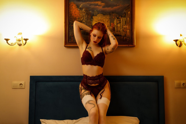 Обои картинки фото halli qwerty, девушки, - рыжеволосые и разноцветные, девушка, женщина, рыжая, светлая, тёмная, сексуальная, модель, звезда, позирует, разная, обувь, верхняя, стильная, одежда, нижнее, эротическое, бельё, трусы, лифчик, колготки, чулки, аксессуары, макияж, и, множество, элементов, на, фотографии