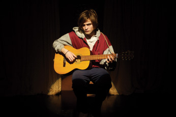 Картинка мужчины robert pattinson актер гитара