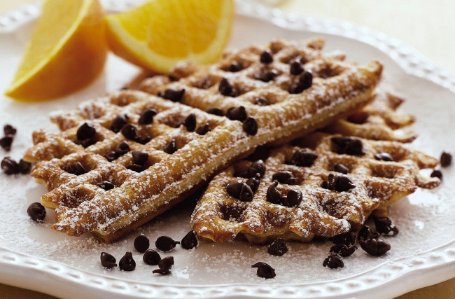 Обои картинки фото еда, пирожные, кексы, печенье, апельсин, сахарная, пудра, шоколад, вафли