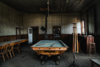 Картинка интерьер бильярдная бильярдный стол