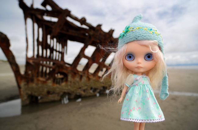 Обои картинки фото разное, игрушки, корабль, кукла, шапочка