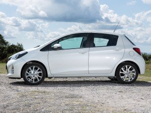 Картинка автомобили toyota 5-door yaris светлый 2014г uk-spec