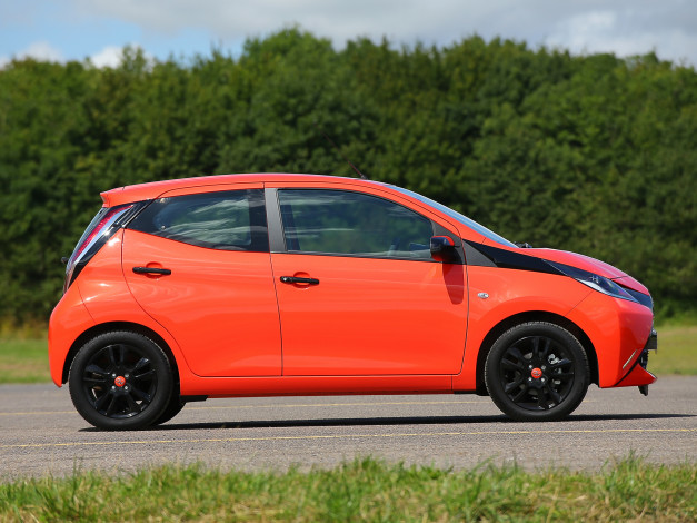 Обои картинки фото автомобили, toyota, красный, 2014г, uk-spec, 5-door, x-cite, aygo
