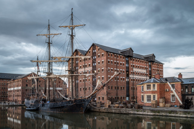 Обои картинки фото корабли, парусники, город, канал, корабль, мачты