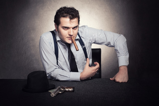 Обои картинки фото мужчины, - unsort, парень, cigar, guy, пистолет, gun, сигара