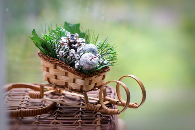 Обои картинки фото разное, ремесла,  поделки,  рукоделие, листья, игрушки, яблоки, шишки, сани, декор, корзинка