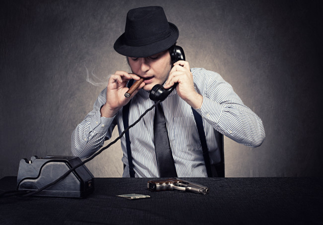 Обои картинки фото мужчины, - unsort, сигара, парень, пистолет, телефон, guy, cigar, gun