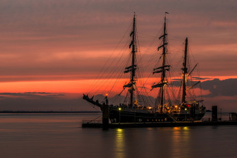 Картинка alexander+von+humbold+ii корабли парусники ночь причал мачты