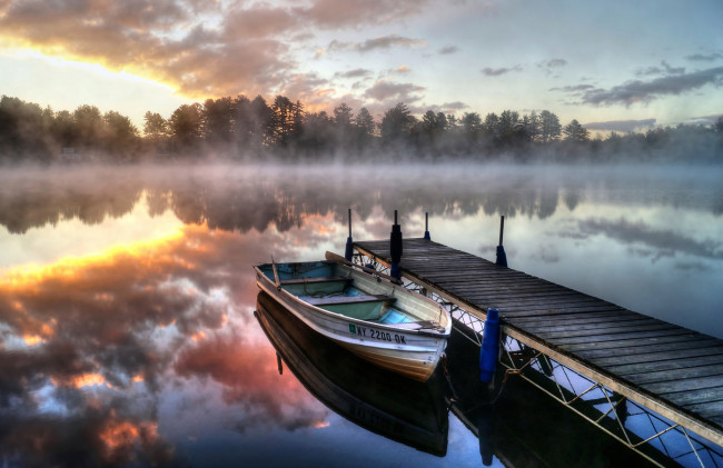 Обои картинки фото корабли, лодки,  шлюпки, лодка, мостик, туман, лес, река