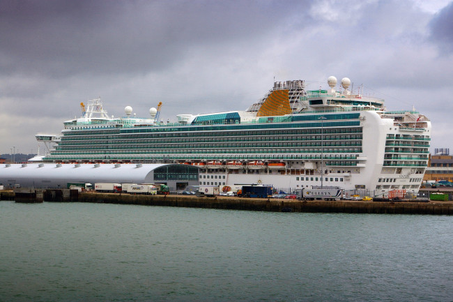 Обои картинки фото ventura, корабли, лайнеры, лайнер, причал, круиз, океанский