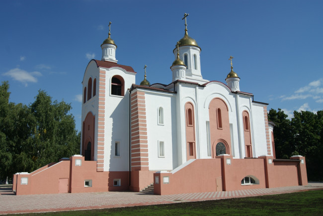 Обои картинки фото храм во имя святого великомученика и целителя пантелеимона, города, - православные церкви,  монастыри, храм, трава, деревья, небо