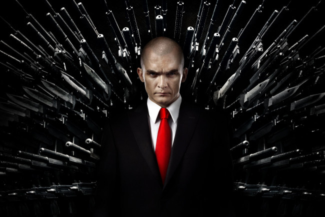 Обои картинки фото кино фильмы, hitman,  agent 47, черный, костюм, убийца, киллер, rupert, friend, руперт, френд, оружие, хитмэн, агент, 47, красный, галстук