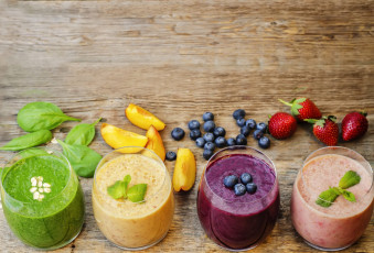 Картинка еда напитки клубника голубика персик стаканы ягоды фрукты смузи шпинат