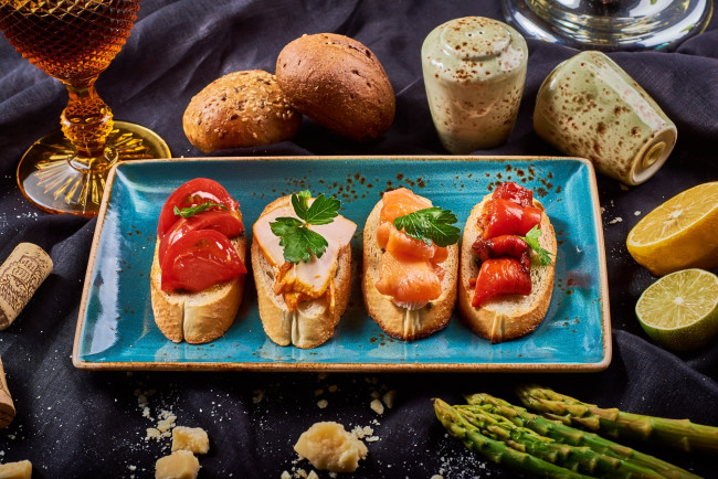 Обои картинки фото еда, бутерброды,  гамбургеры,  канапе, брускетта, спаржа, помидор, хлеб, лимон