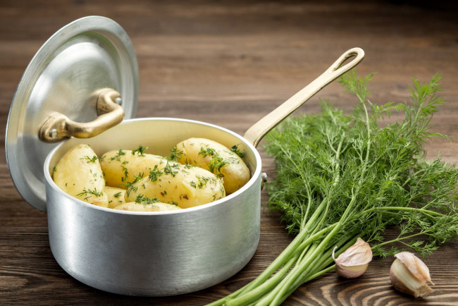 Обои картинки фото еда, картофель, чеснок, кастрюля, укроп
